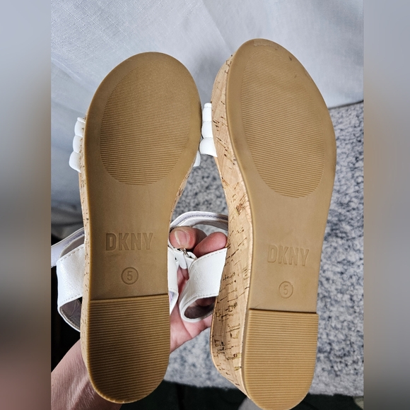DKNY Sz 5 White Sandals - Picture 3 of 9